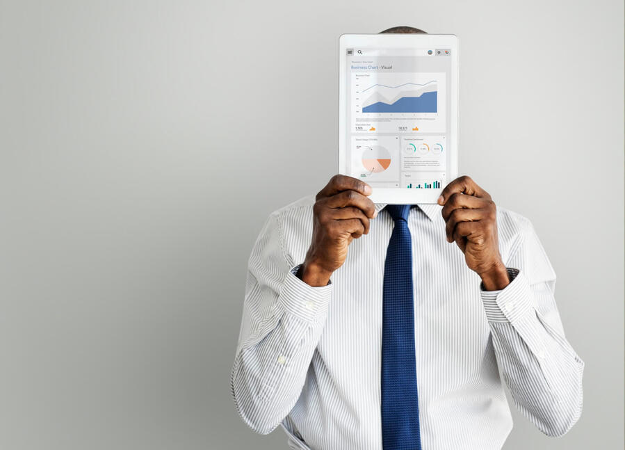 Commercial avec une tablette