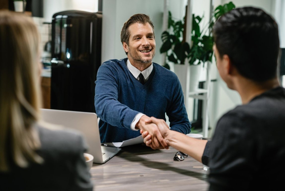 2 personnes se serrant la main durant un rendez-vous