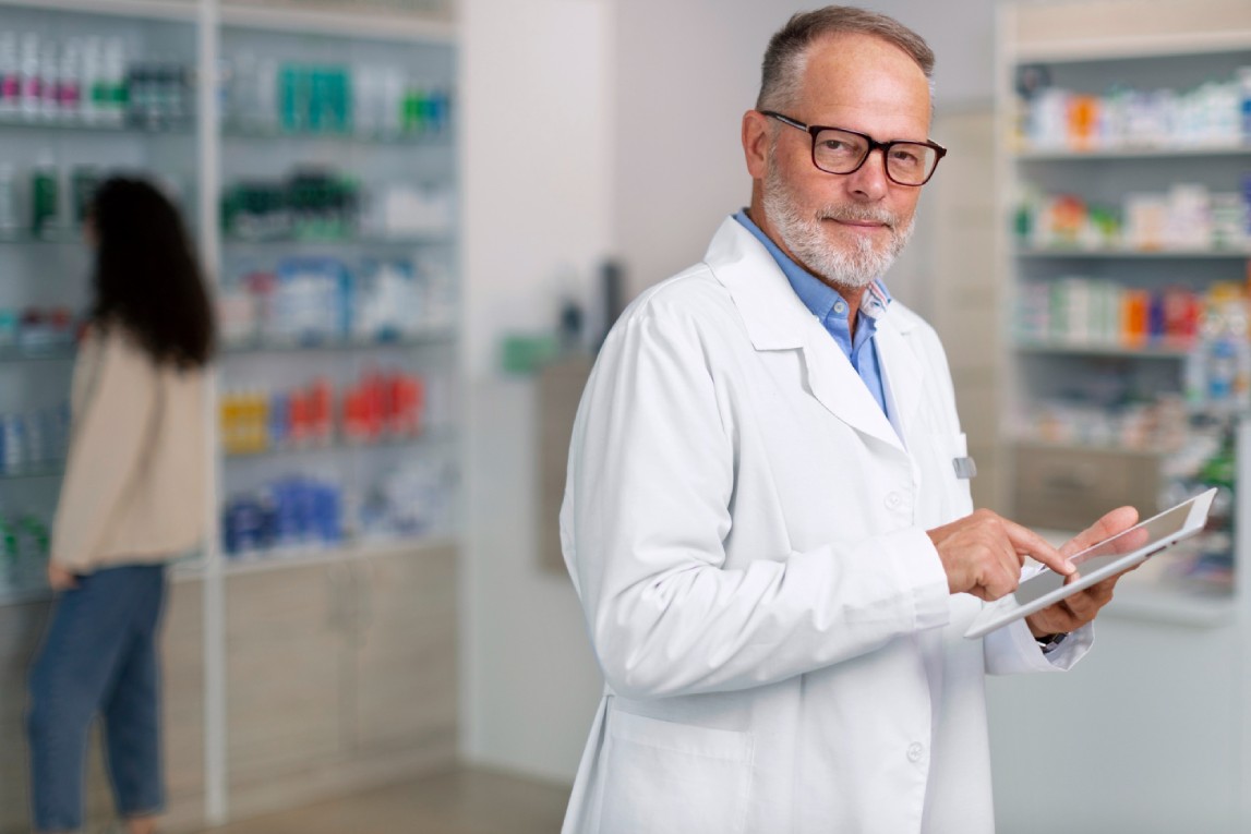 Pharmacien avec une tablette