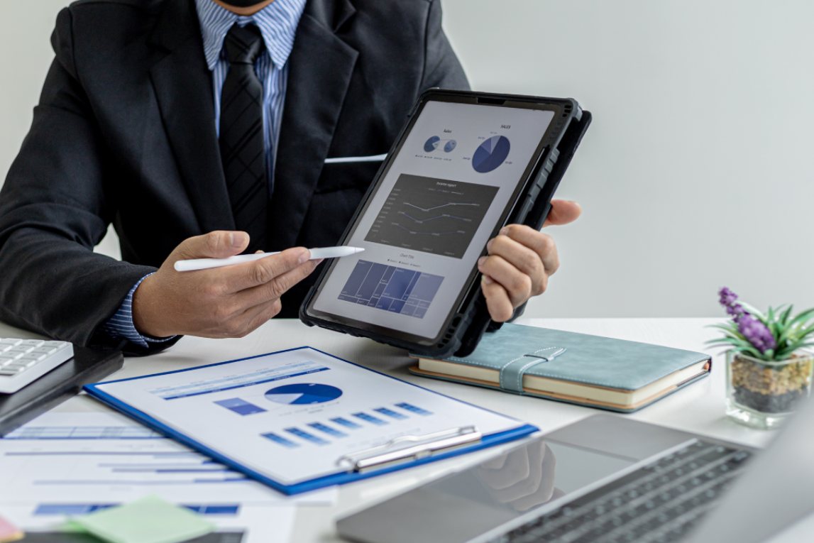 Commercial avec une tablette tactile