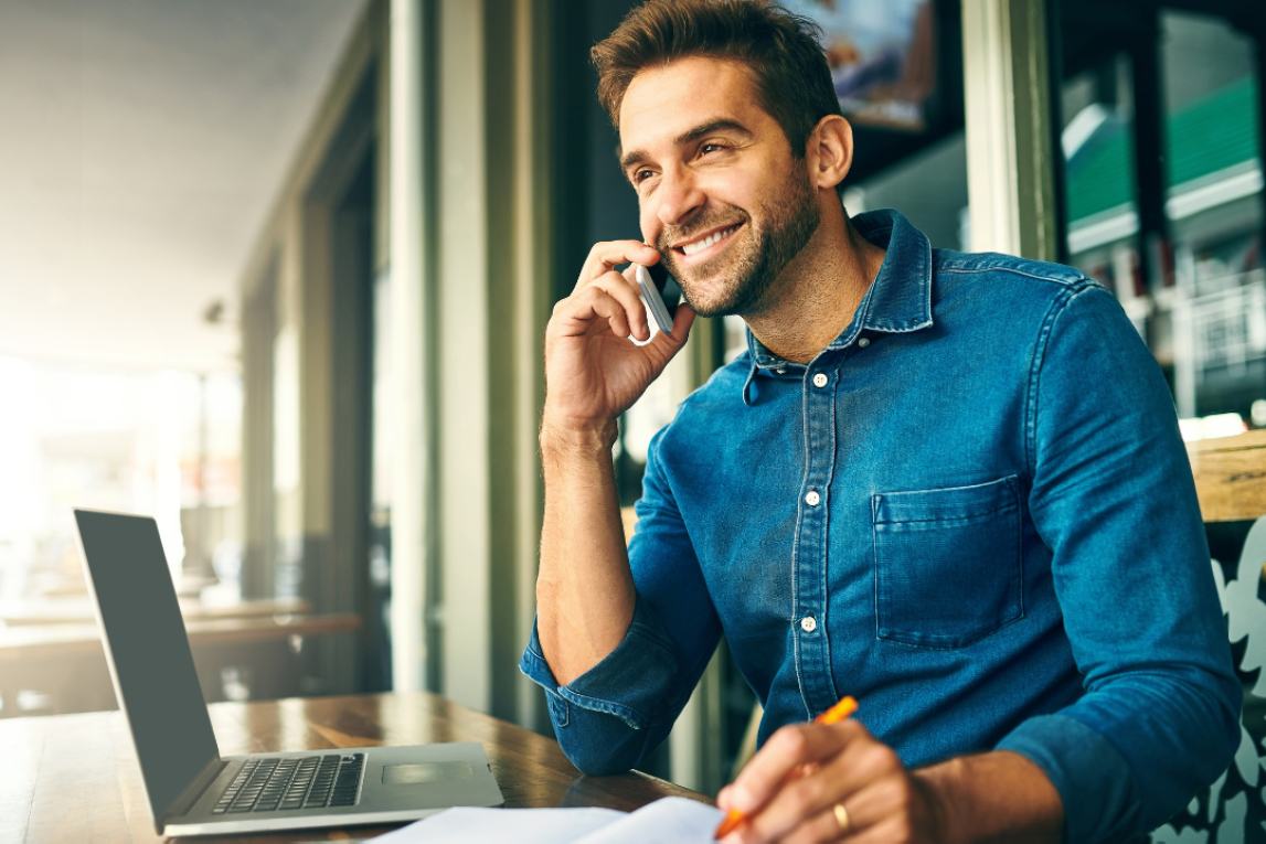 commercial au téléphone avec un client