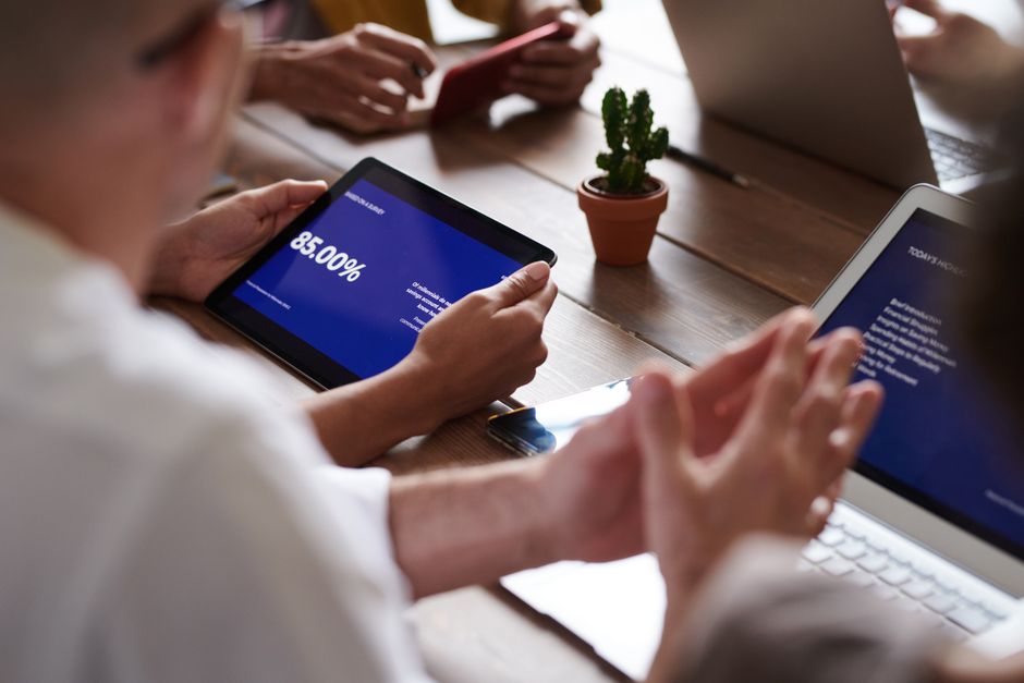 personne manipulant une tablette