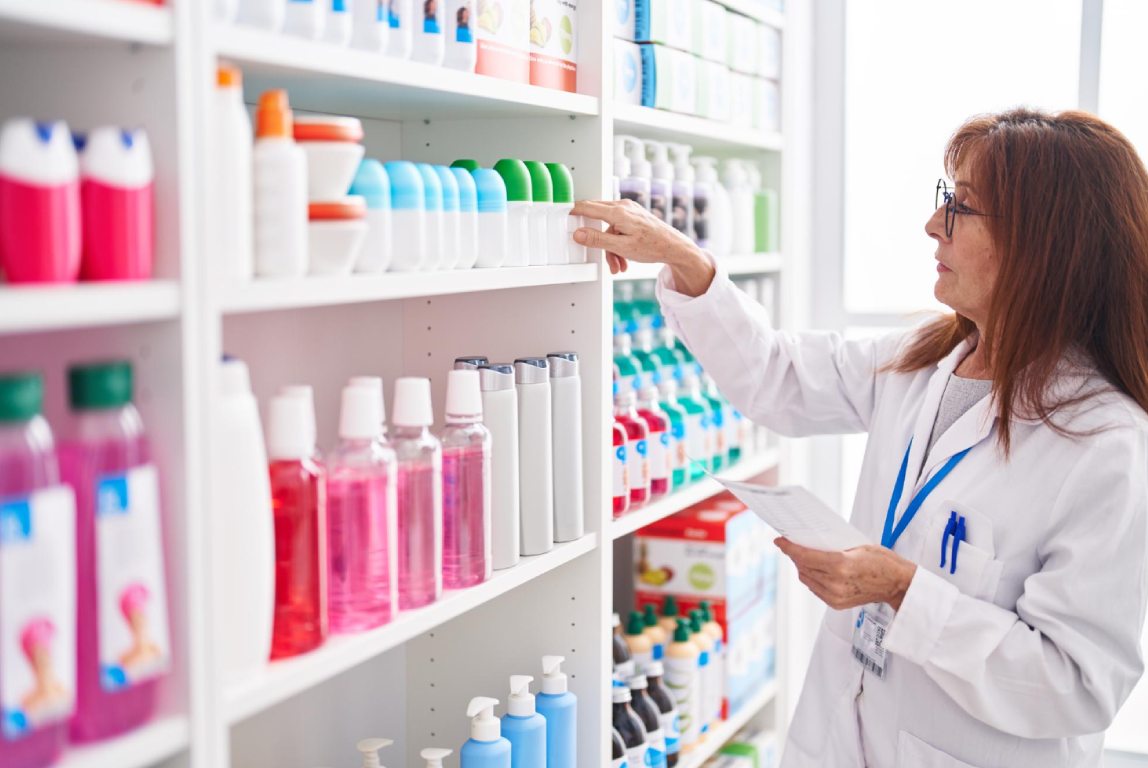 Pharmacienne en plein travail