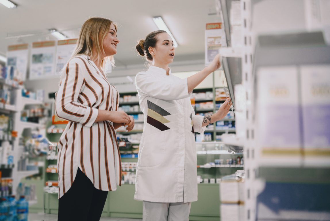 Pharmacienne qui conseille une cliente