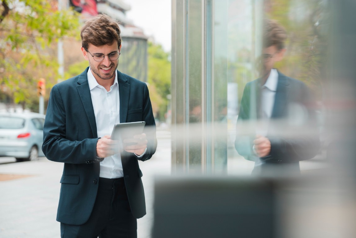 Commercial qui prépare sa visite sur sa tablette